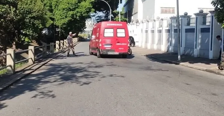 URGENTE!! IMAGENS FORTES!! PROFESSORA É EXECUTADA DENTRO DE ESCOLA NO RIO