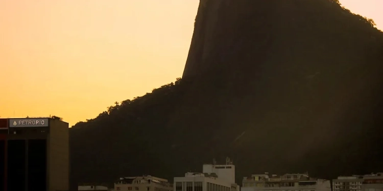 Calor Forte e Chuva Isolada: Rio se Prepara para Mudança no Tempo nesta Segunda (01/12)