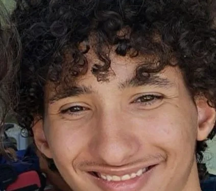 DESAPARECIDO! JOVEM AUTISTA DE 18 ANOS SOME NA ZONA OESTE E FAMÍLIA DESESPERADA POR INFORMAÇÕES