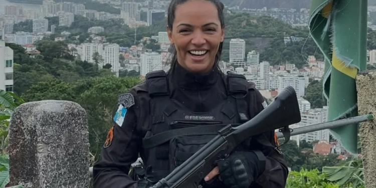 Entre 2.447 policiais, apenas três eram mulheres: conheça a coragem de Munique Busson na maior operação do Rio
