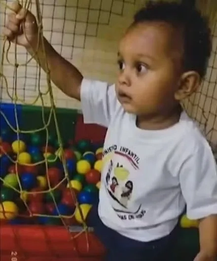 CRIME BARBÁRICO EM QUEIMADOS: PADRASTO É PRESO APÓS MATAR MENINO DE 2 ANOS POR MOTIVO CRUEL