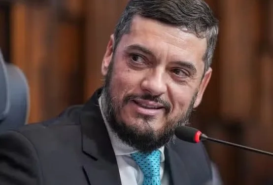 Escândalo na Alerj: PF Apreende R$ 90 Mil em Dinheiro Vivo no Carro Oficial de Rodrigo Bacellar