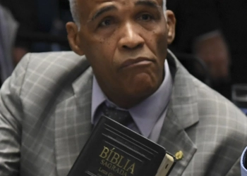 Deputado Federal e ex-gay Pastor Sargento Isidório propõe a criação do “Dia Nacional do Orgulho Heterossexual”.