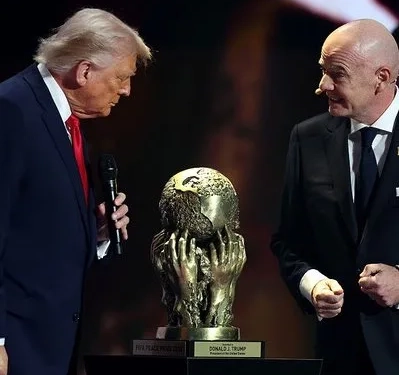Fifa surpreende o mundo e presenteia Donald Trump com o Prêmio da Paz