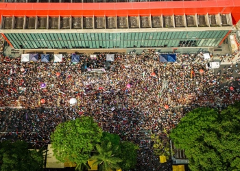 BRASIL VAI ÀS RUAS: MULTIDÃO DE MULHERES PROTESTAM CONTRA ESCALADA DO FEMINICÍDIO