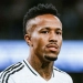 Choque no Real Madrid: Militão Cai, Estádio Silencia e Lesão Devastadora Tira o Brasileiro dos Gramados por Quatro Meses