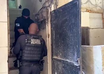 OFICINA CLANDESTINA DA MILÍCIA DESCOBERTA NO RIO: DESARME DESMONTA ESQUEMA ARMADO ESCONDIDO ATRÁS DE PORTA BLINDADA