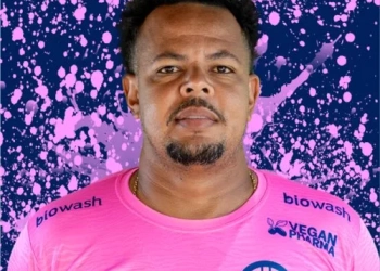 Ex atacante do Botafogo é espancado e sai inconsciente após invasão de campo