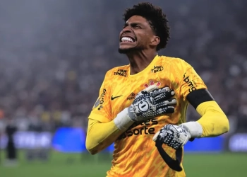 Hugo Souza vira herói, defende dois pênaltis — um de Gabigol — e coloca o Corinthians na final da Copa do Brasil