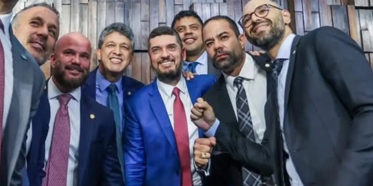 CRISE NA ALERJ: BOLSONARISTAS FRACASSAM EM TENTATIVA DE SOLTAR BACELLAR E VOTAÇÃO É ADIADA