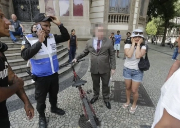 💥 TURISTAS SÃO ALVO DE ROUBO EM FRENTE AO TEATRO MUNICIPAL E EXPÕEM CLIMA DE INSEGURANÇA NO CENTRO DO RIO