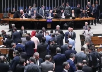 MADRUGADA EXPLOSIVA EM BRASÍLIA: CÂMARA APROVA PROJETO PARA REDUZIR PENA DE BOLSONARO