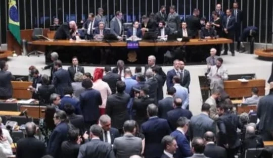 MADRUGADA EXPLOSIVA EM BRASÍLIA: CÂMARA APROVA PROJETO PARA REDUZIR PENA DE BOLSONARO