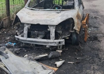 MACABRO!! ( IMAGENS FORTES) CORPO É ENCONTRADO CARBONIZADO DENTRI DE UM CARRO NUMA COMUNIDADE NA ZONA OESTE