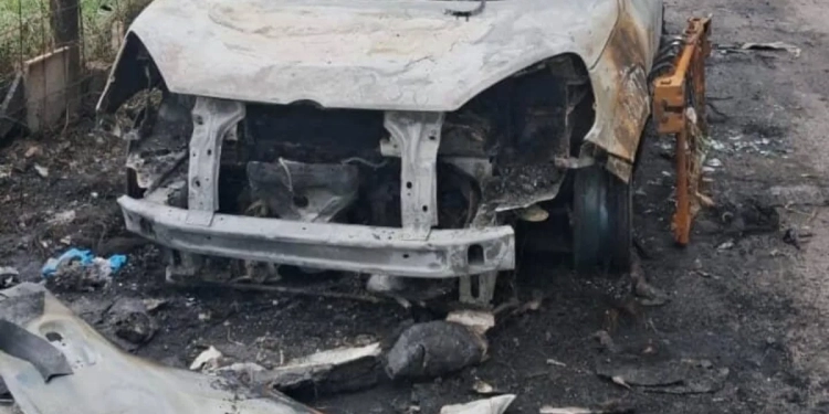 MACABRO!! ( IMAGENS FORTES) CORPO É ENCONTRADO CARBONIZADO DENTRI DE UM CARRO NUMA COMUNIDADE NA ZONA OESTE