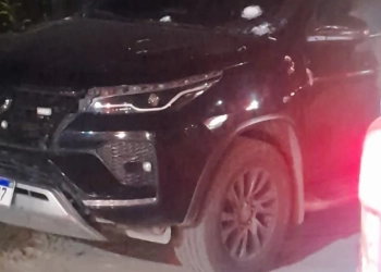 Tiroteio e atropelamento: carro de vereador filho é atingido no Rio