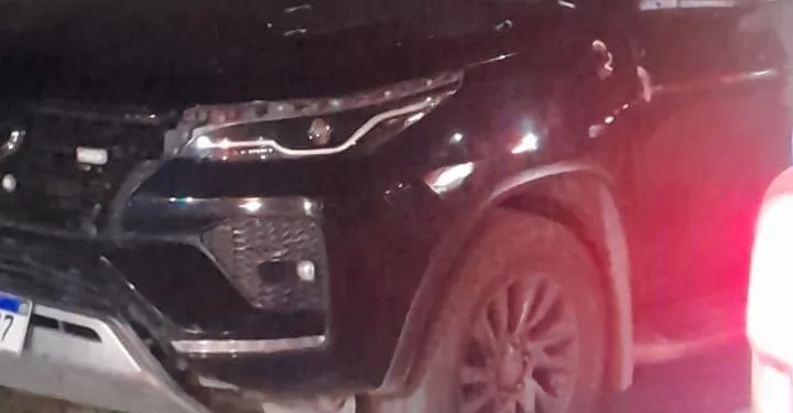 Tiroteio e atropelamento: carro de vereador filho é atingido no Rio