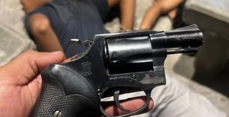 AÇÃO RÁPIDA DA POLÍCIA RESULTA NA PRISÃO DE CINCO TRAFICANTES NA ZONA OESTE