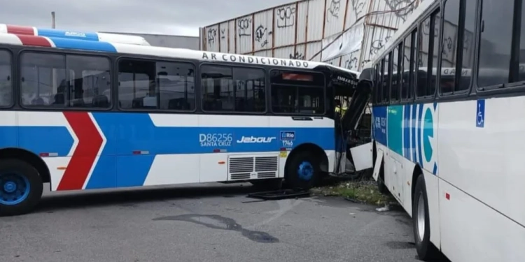 URGENTE!! ACIDENTE ENTRE DOIS ÔNIBUS EM CAMPO GRANDE DEIXA 14 FERIDOS