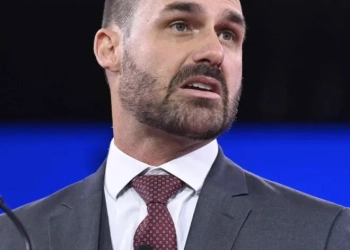 PF DETERMINA RETORNO IMEDIATO: EDUARDO BOLSONARO TEM QUE VOLTAR A TRABALHAR COMO ESCRIVÃO