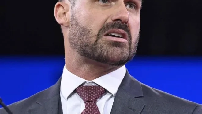 PF DETERMINA RETORNO IMEDIATO: EDUARDO BOLSONARO TEM QUE VOLTAR A TRABALHAR COMO ESCRIVÃO