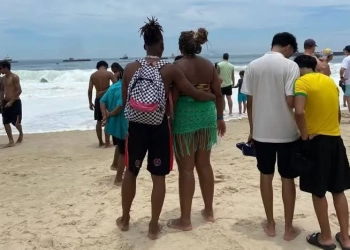 Tragédia em Copacabana: Adolescente de 14 anos é arrastado pelo mar e família vive horas de angústia