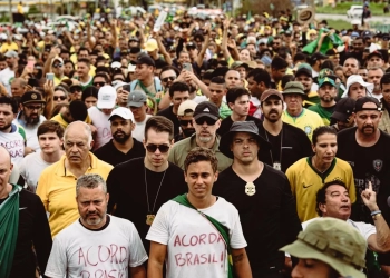 Nikolas Ferreira chega a Brasília após caminhar 240 km e pede liberdade de Bolsonaro