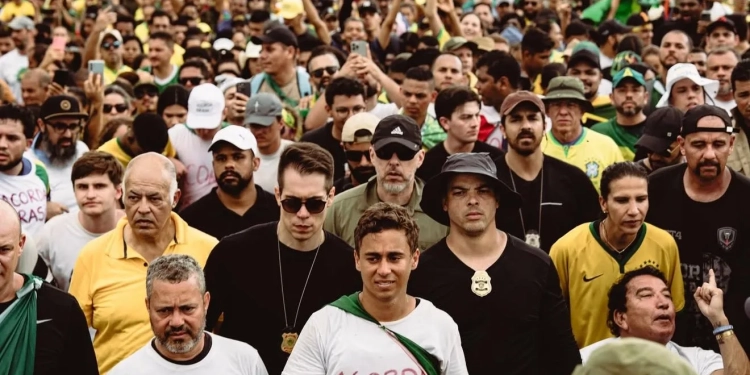 Nikolas Ferreira chega a Brasília após caminhar 240 km e pede liberdade de Bolsonaro