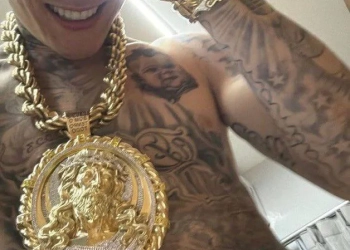 Cordão de R$ 750 mil: Chefin é alvo de roubo ousado em frente a shopping na Zona Oeste