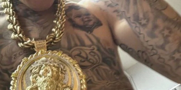 Cordão de R$ 750 mil: Chefin é alvo de roubo ousado em frente a shopping na Zona Oeste