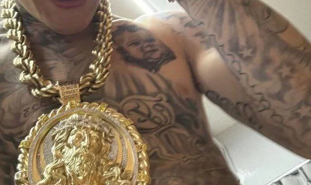 Cordão de R$ 750 mil: Chefin é alvo de roubo ousado em frente a shopping na Zona Oeste