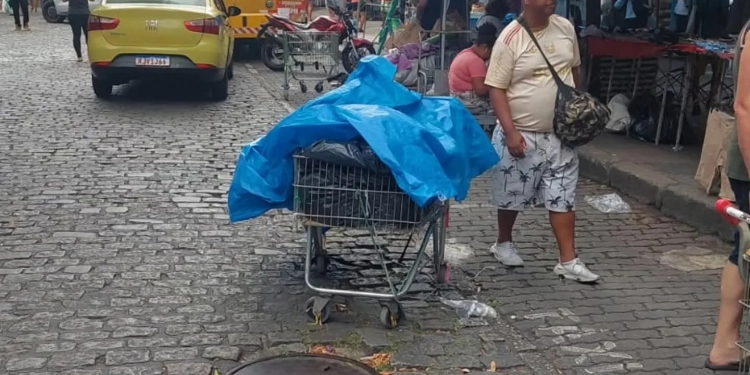 Táxis perdem espaço para camelôs e ponto tradicional quase desaparece no calçadão de Campo Grande