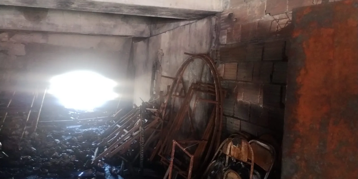 ( FOTOS) ESCOLA DE SAMBA PERDE TUDO NUM INCÊNDIO CRIMINOSO EM CAMPO GRANDE