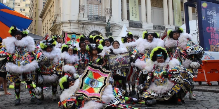 Tradição, resistência e identidade: Turma Nova Geração mantém viva a cultura dos bate-bolas na Zona Oeste do Rio