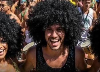 Uso de cabelos crespos como adereço por brancos no carnaval, é racismo!! Afirmam ativistas