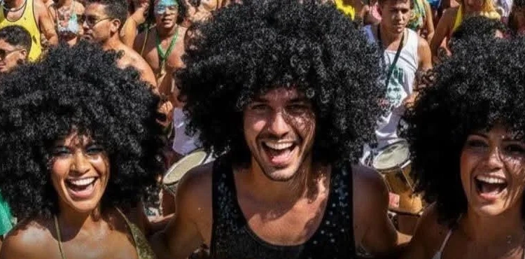 Uso de cabelos crespos como adereço por brancos no carnaval, é racismo!! Afirmam ativistas