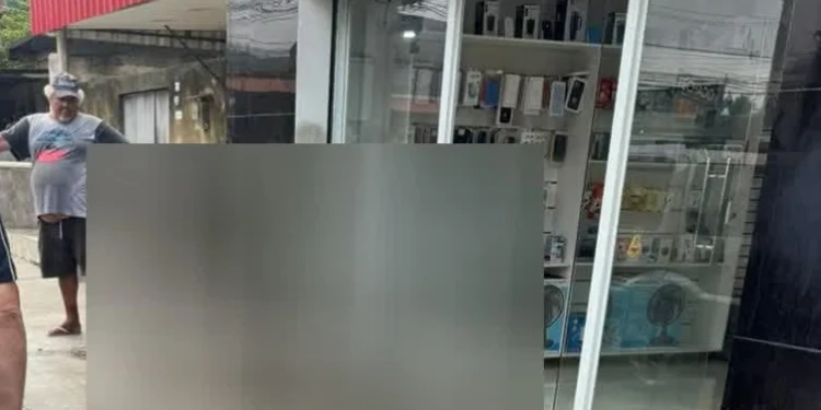 ( VIDEO) HOMEM É EXECUTADO A LUZ DO DIA EM PACIÊNCIA!! MORADORES ESTÃO EM CHOQUE