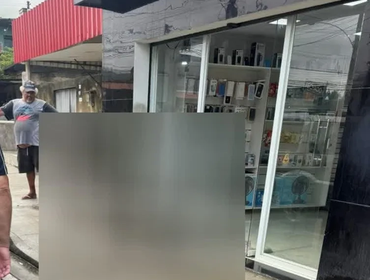 ( VIDEO) HOMEM É EXECUTADO A LUZ DO DIA EM PACIÊNCIA!! MORADORES ESTÃO EM CHOQUE