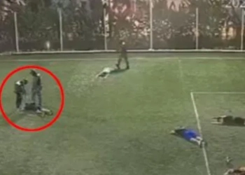 ( Vídeo) Assassinos Disfarçados de Policiais Invadem Campo de Futebol e Matam Três