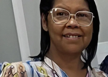 SENHORA MORRE DE BALA PERDIDA A CAMINHO DA IGREJA EM BANGU