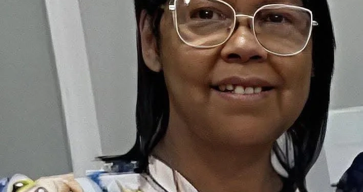 SENHORA MORRE DE BALA PERDIDA A CAMINHO DA IGREJA EM BANGU