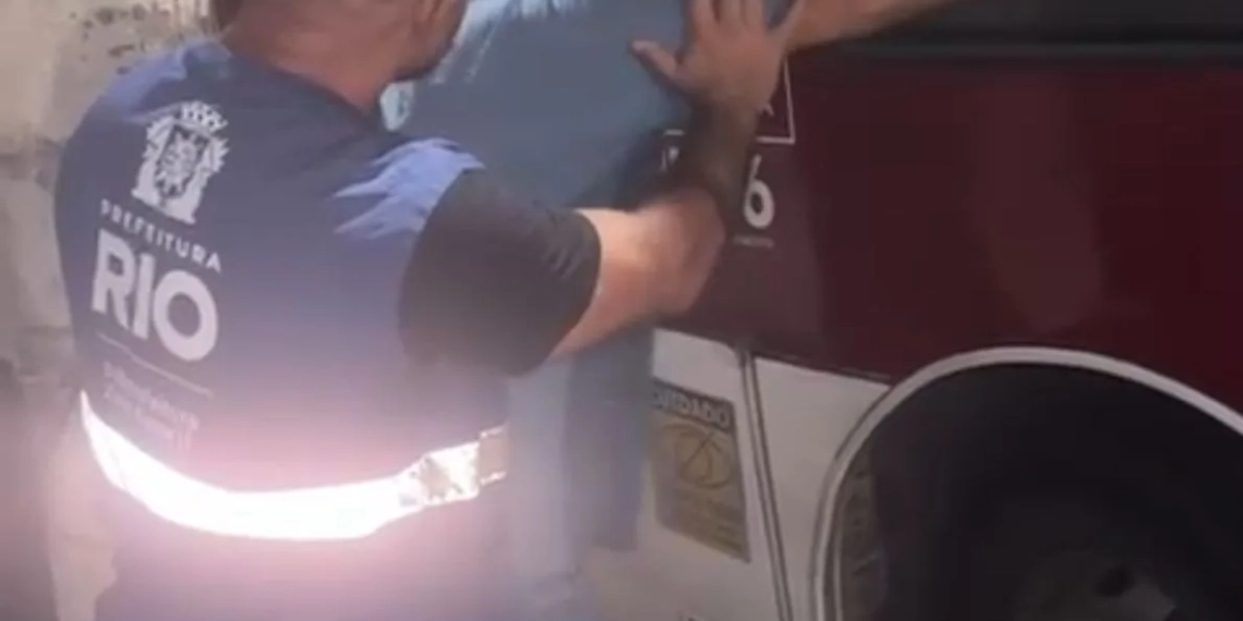 PÂNICO EM CAMPO GRANDE: HOMEM FURTA ÔNIBUS, É PERSEGUIDO POR MOTOCICLISTA E PRESO PELO SUBPREFEITO BRUNO SCOOBY