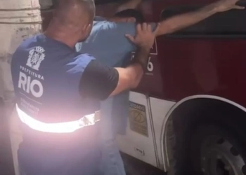 PÂNICO EM CAMPO GRANDE: HOMEM FURTA ÔNIBUS, É PERSEGUIDO POR MOTOCICLISTA E PRESO PELO SUBPREFEITO BRUNO SCOOBY