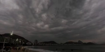VIRADA NO TEMPO: FRENTE FRIA CHEGA AO RIO E TRAZ CHUVA, VENTO E ALERTA PARA A POPULAÇÃO