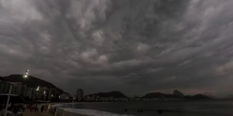 VIRADA NO TEMPO: FRENTE FRIA CHEGA AO RIO E TRAZ CHUVA, VENTO E ALERTA PARA A POPULAÇÃO
