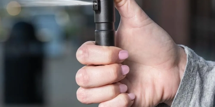 CÂMARA APROVA SPRAY DE PIMENTA PARA MULHERES A PARTIR DOS 16 ANOS E MEDIDA GERA DEBATE NO PAÍS