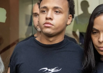 Polêmica nacional: Renner recolhe camiseta “Regret Nothing” após peça aparecer em caso chocante de estupro coletivo no Rio