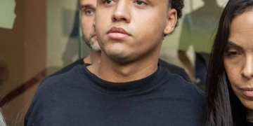 Polêmica nacional: Renner recolhe camiseta “Regret Nothing” após peça aparecer em caso chocante de estupro coletivo no Rio