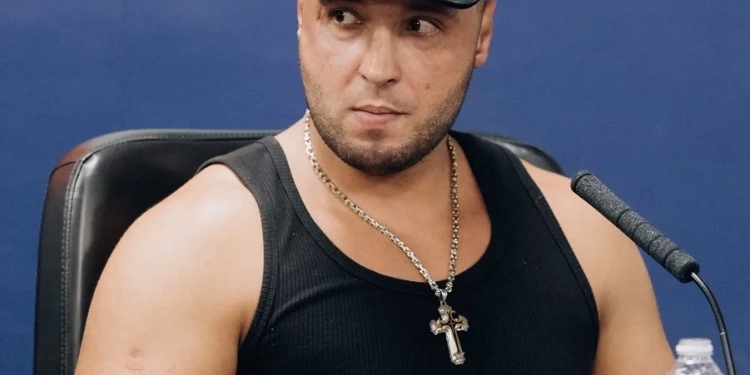 POLÊMICA NO RIO: PRÉ-CANDIDATO MC SMITH É ALVO DE CRÍTICAS POR MÚSICA QUE EXALTA LÍDER DO CV