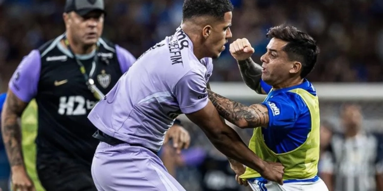 Clássico mineiro termina em pancadaria histórica e 23 expulsões no Mineirão